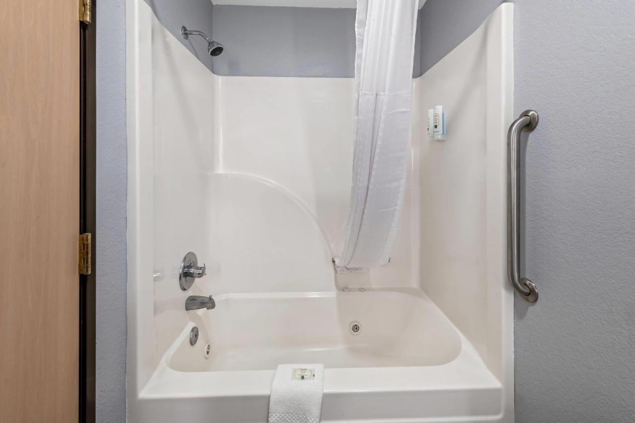 Quality Inn & Suites - United States - Manhattan