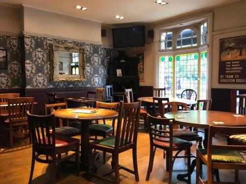 Black Lion - United Kingdom - London