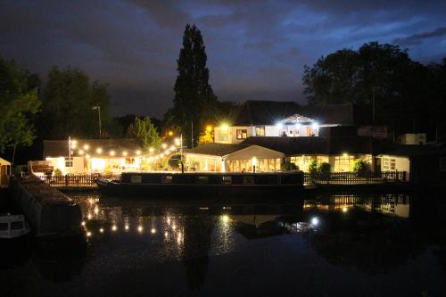 The WatersEdge, Canal Cottages - United Kingdom - London