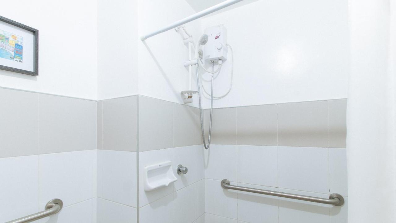 RedDoorz Plus @ Buendia Ave Makati - Philippines - Manila