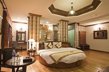 SEVENTEEN SALOON - Vietnam - Da Nang